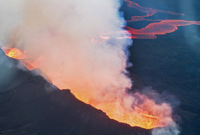 荷蘭攝影師抓拍冰島火山噴發原始之美