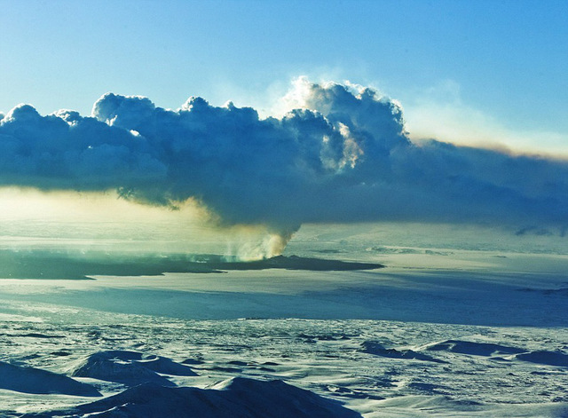 荷蘭攝影師抓拍冰島火山噴發原始之美