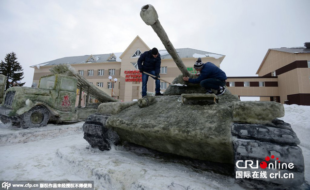 俄羅斯大學生堆雪人比賽 “軍事裝備”栩栩如生