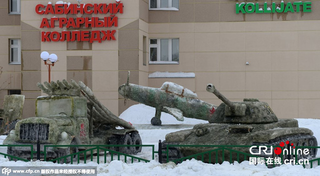 俄羅斯大學生堆雪人比賽 “軍事裝備”栩栩如生