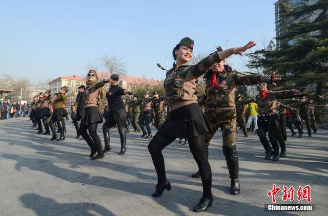北京广场舞升级 大妈齐跳水兵舞