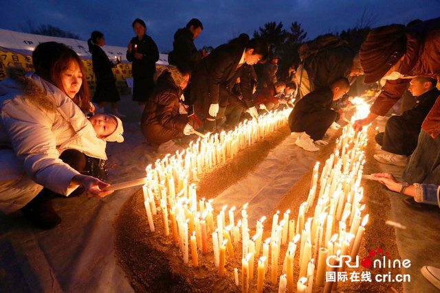 日本阪神大地震20周年 民众点燃蜡烛悼念遇难亲人