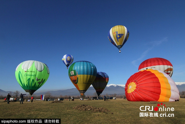 保加利亞舉行國際熱氣球節 五顏六色點綴天空