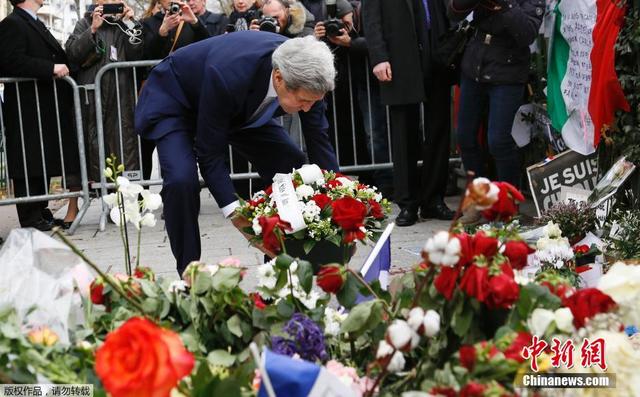 美國務卿克裏向巴黎恐怖襲擊遇難者獻花