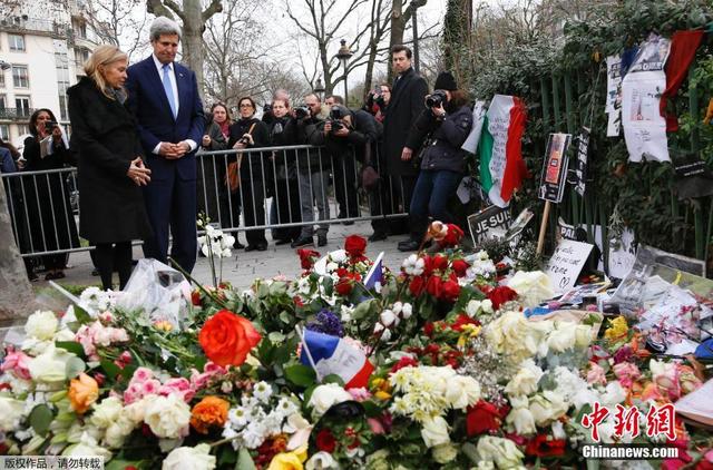 美國務卿克裏向巴黎恐怖襲擊遇難者獻花