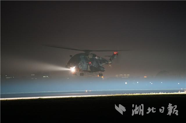 搏击海空！驻鄂空降兵跨昼夜高强度训练