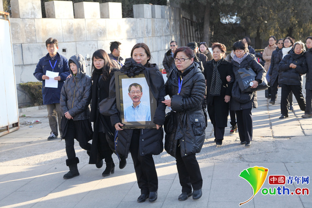 "布鞋院士"遺體告別儀式舉行 女兒送來最後一雙布鞋