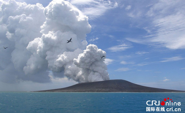 汤加海底火山喷发浓烟密布 多条航班取消