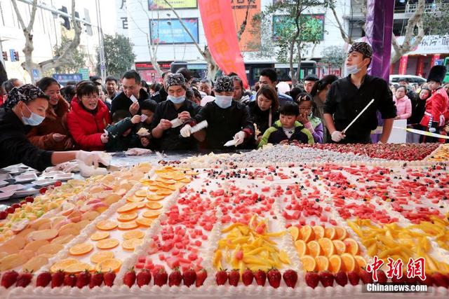 24平米巨型蛋糕亮相安徽淮北街头