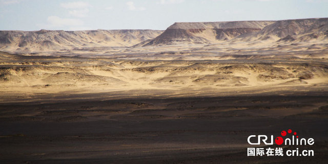 横穿埃及黑白沙漠 探秘"地外星球"风光