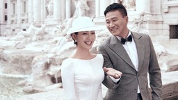 胡军夫妇重游求婚故地 许愿池现最美“瓷婚”写真
