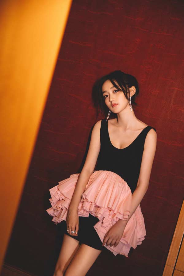 琵琶精何泓姗甜酷亮相盛典获封年度美丽偶像