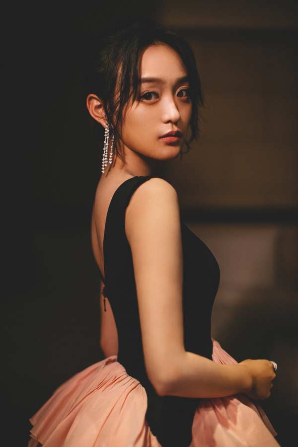"琵琶精"何泓姗甜酷亮相盛典 获封"年度美丽偶像"