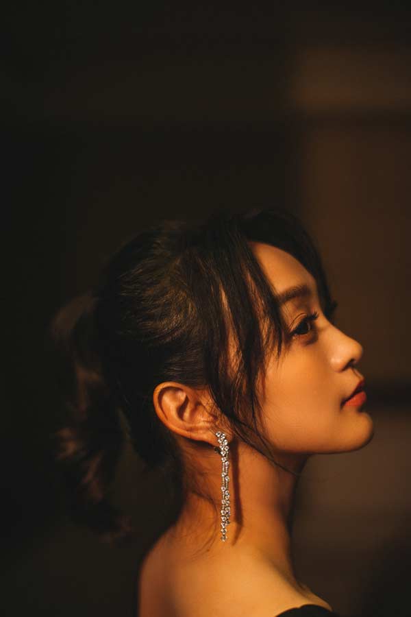 "琵琶精"何泓姗甜酷亮相盛典 获封"年度美丽偶像"