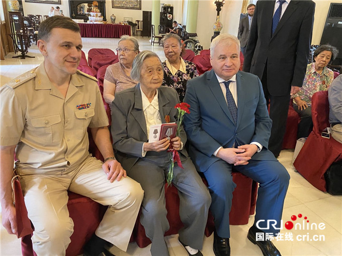 俄罗斯向7名中国公民颁发“卫国战争胜利75周年”纪念章_fororder_俄罗斯驻华大使杰尼索夫向瞿秋白的女儿瞿独伊（中）颁发“卫国战争胜利75周年”纪念章（拍摄 郝志慧）