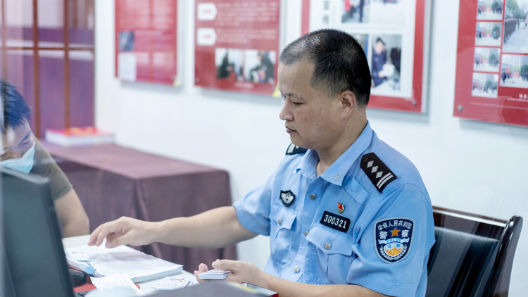 【急稿】【B】重庆首位拥有个人工作室民警胡兵伟：独特“兵法”践行“枫桥经验”