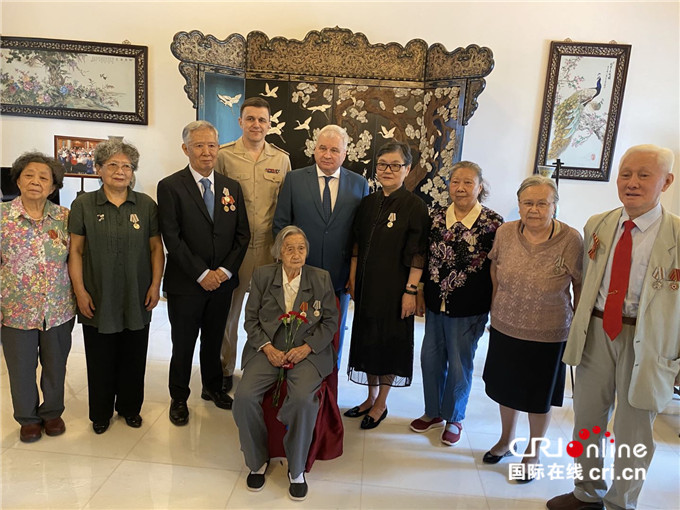 俄罗斯向7名中国公民颁发“卫国战争胜利75周年”纪念章_fororder_俄罗斯驻华大使杰尼索夫与“卫国战争胜利75周年”纪念章获得者合影留念 （拍摄 郝志慧）