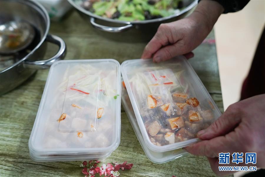 四川绵阳：“爱心食堂”暖人心