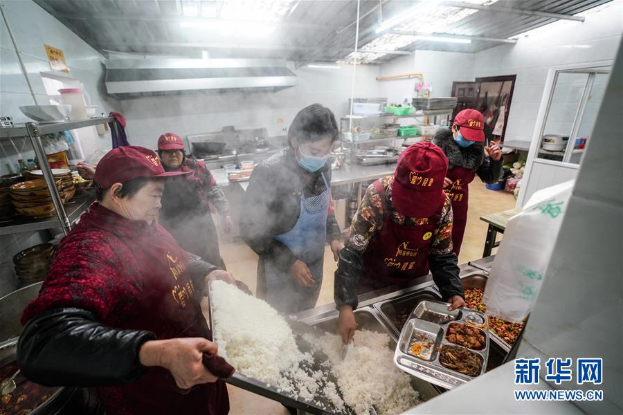 四川绵阳：“爱心食堂”暖人心