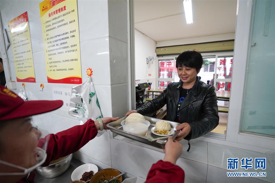 四川绵阳：“爱心食堂”暖人心