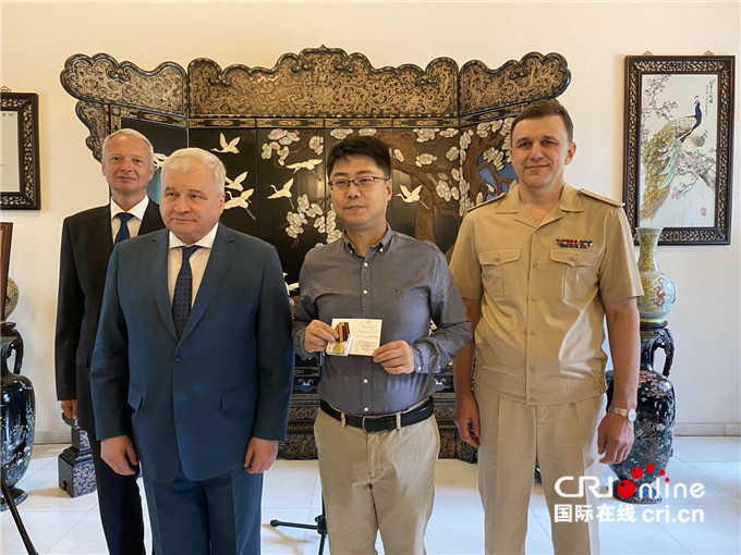 俄罗斯向7名中国公民颁发“卫国战争胜利75周年”纪念章_fororder_俄罗斯驻华大使杰尼索夫向谌达军颁发“苏军烈士纪念工作功勋奖”奖章 （拍摄 郝志慧）