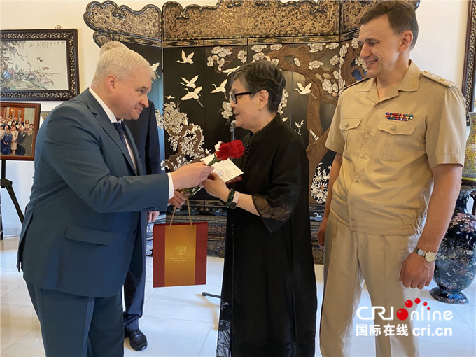 俄罗斯向7名中国公民颁发“卫国战争胜利75周年”纪念章_fororder_俄罗斯驻华大使杰尼索夫向李兆麟的女儿张卓亚颁发“卫国战争胜利75周年”纪念章（拍摄 郝志慧）