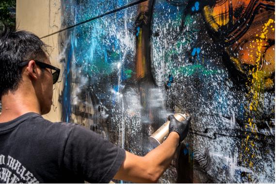 “画图男”陈英杰赴「为爱上色」 泼墨中传达呵护生命的价值