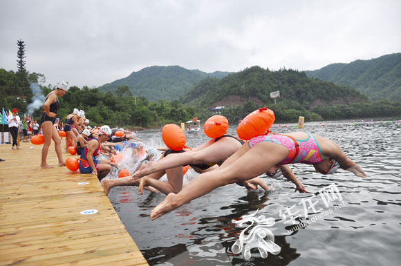 【社会民生 列表】重庆公开水域游泳比赛吸引近500市民水中竞速