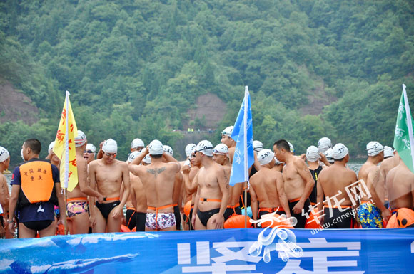 【社会民生 列表】重庆公开水域游泳比赛吸引近500市民水中竞速