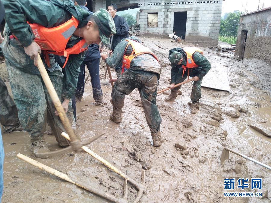 四川普格县发生泥石流已造成8人死亡(组图)