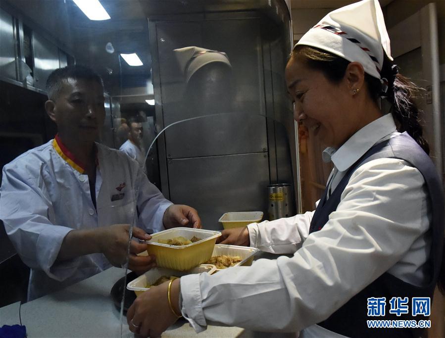 天路列车上的守望相助