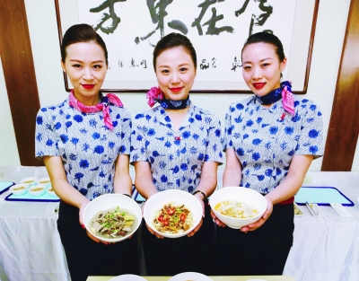 （食品）东航江苏公司推出特色餐 飞机上也能喝馄饨