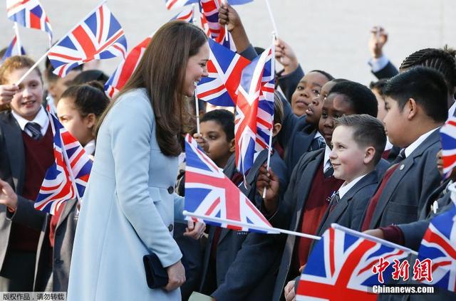 英國凱特王妃造訪慈善機構 黑色手包巧遮孕肚
