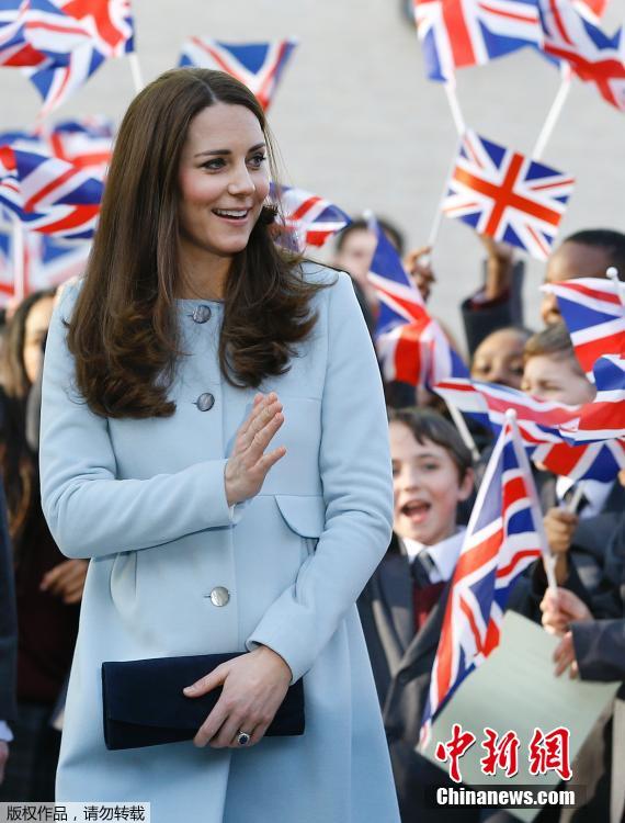 英国凯特王妃造访慈善机构 黑色手包巧遮孕肚