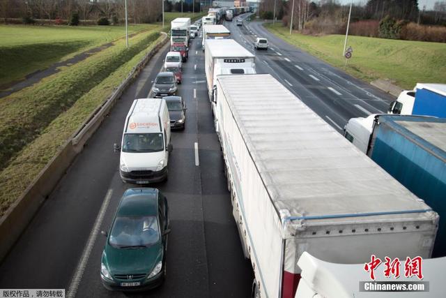 法国卡车司机举行全国性罢工 封锁道路要求涨薪