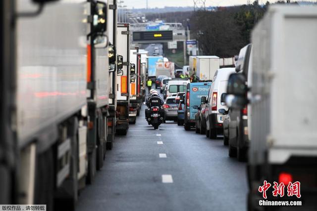法国卡车司机举行全国性罢工 封锁道路要求涨薪