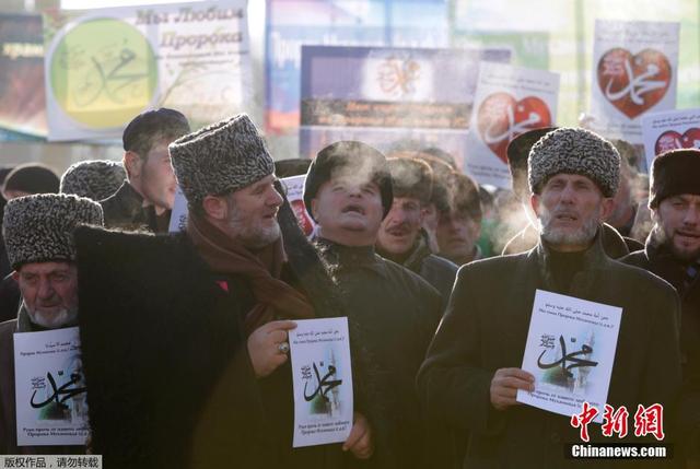 俄车臣民众集会抗议《查理周刊》刊登讽刺先知漫画