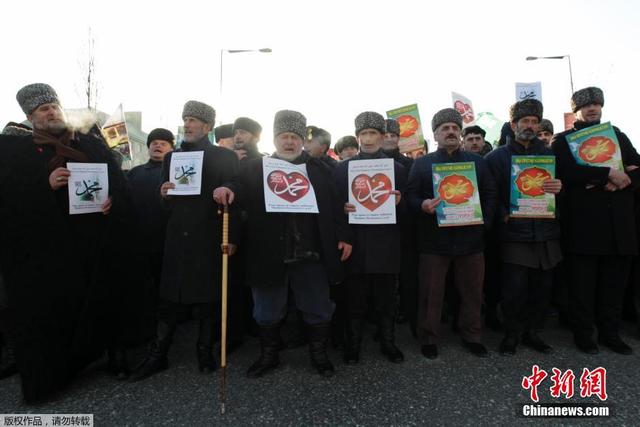 俄车臣民众集会抗议《查理周刊》刊登讽刺先知漫画