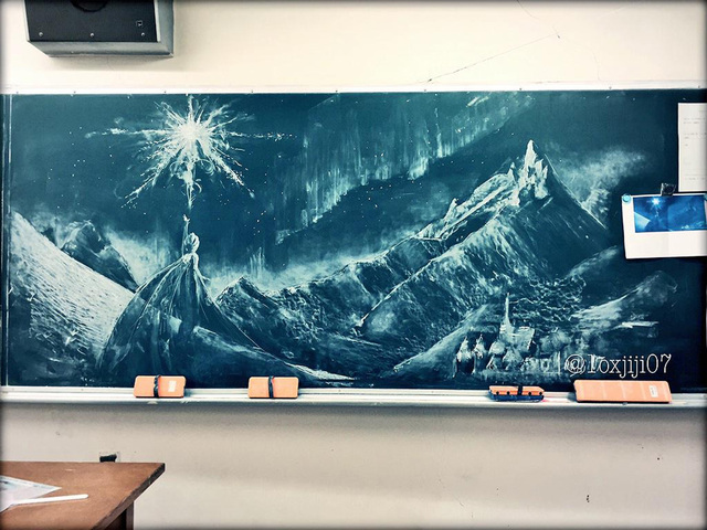 日本高中生高考後用粉筆在黑板上繪製《冰雪奇緣》