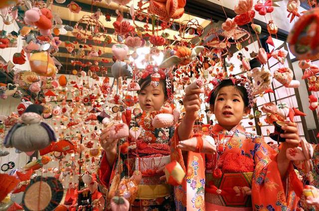 日本静冈举办“雏人偶吊饰节” 为女孩祈福