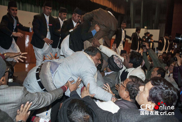 尼泊尔制宪会议上演“全武行” 现场扭打成一片