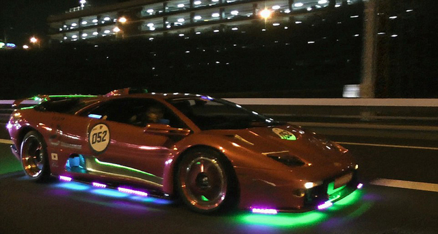 日本飆車族用LED燈裝點豪車 酷炫如飛馳焰火