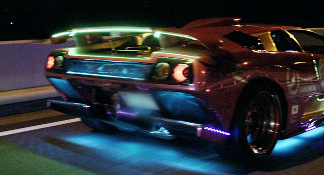 日本飆車族用LED燈裝點豪車 酷炫如飛馳焰火
