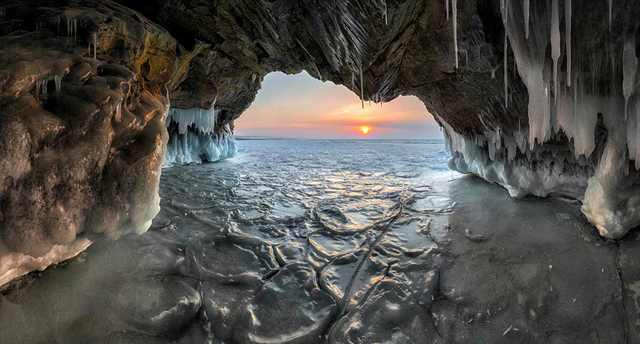 西伯利亞冰洞奇觀:日出美景攝人心魄