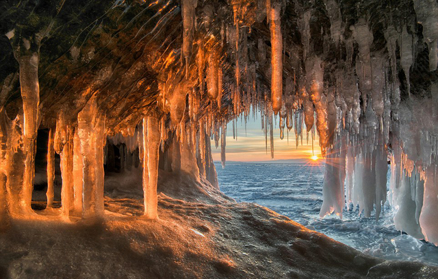 西伯利亞冰洞奇觀:日出美景攝人心魄