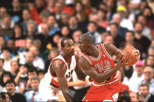 乔丹一对一羞辱过哪些球星？科比尤因皆成背景