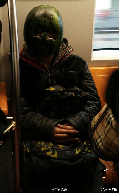北京地鐵驚現"西瓜哥" 手持酒瓶被警察帶走