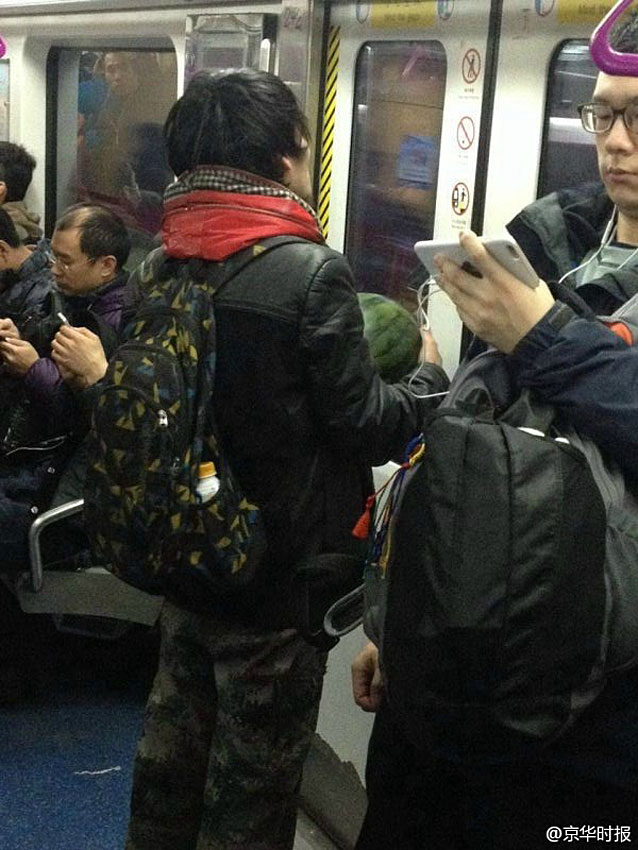 北京地鐵驚現"西瓜哥" 手持酒瓶被警察帶走