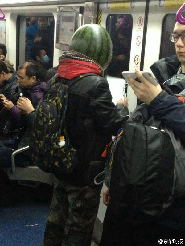 北京地铁惊现"西瓜哥" 手持酒瓶被警察带走