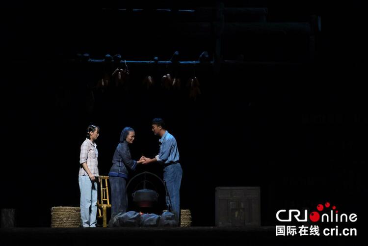 【A】話劇《大山壯歌》首演 展示真實扶貧故事獲讚連連